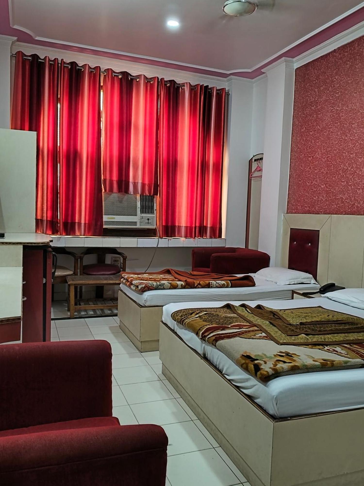 Hotel Yatri International Nueva Delhi Habitación foto