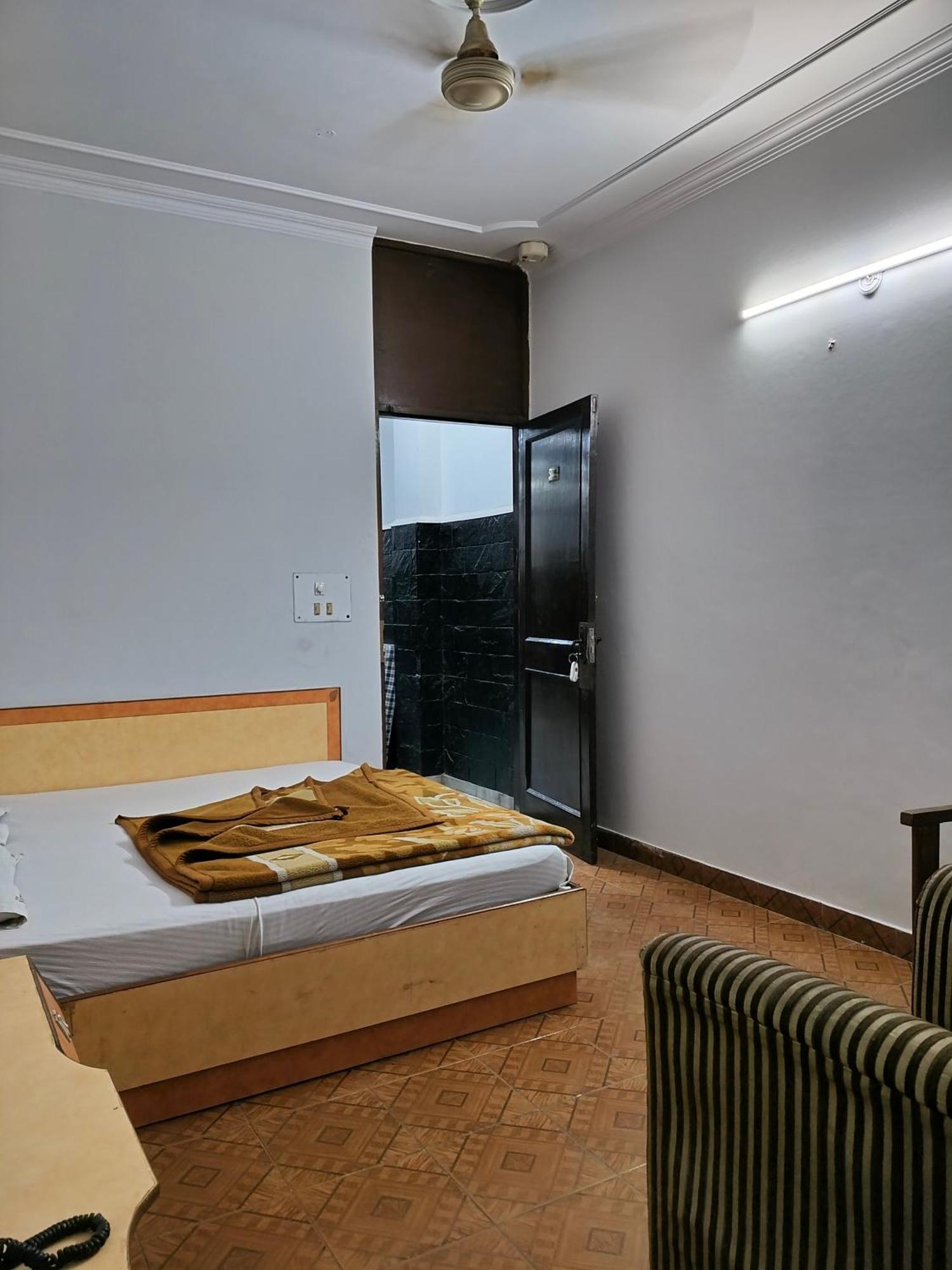 Hotel Yatri International Nueva Delhi Habitación foto