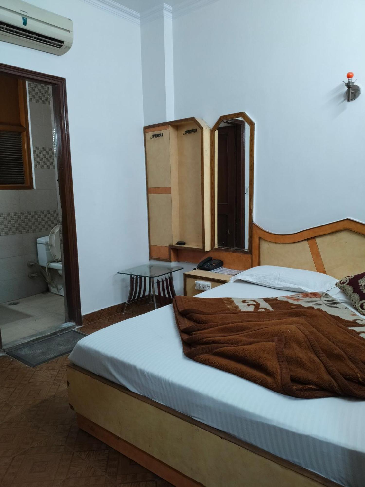 Hotel Yatri International Nueva Delhi Habitación foto