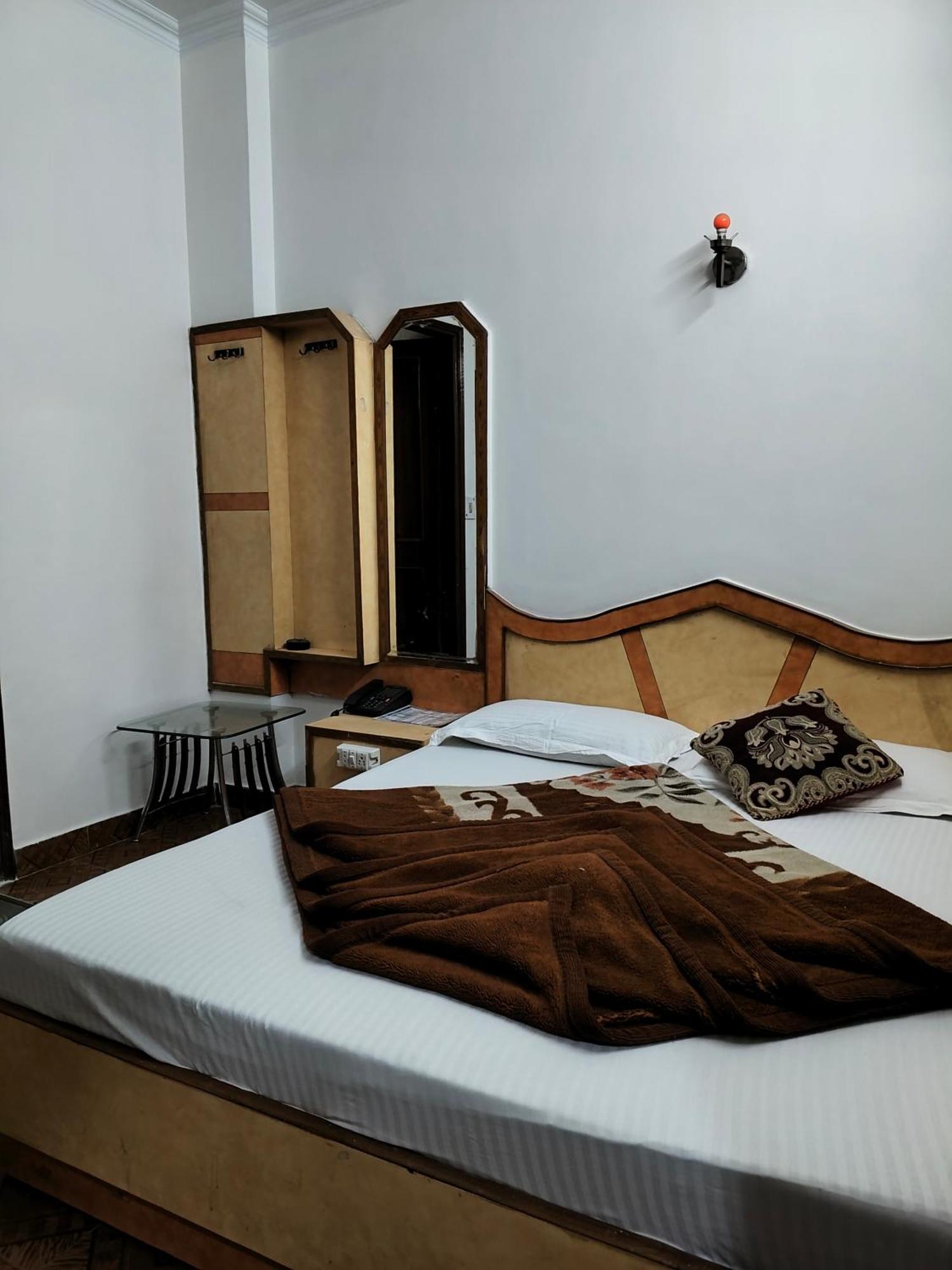 Hotel Yatri International Nueva Delhi Habitación foto