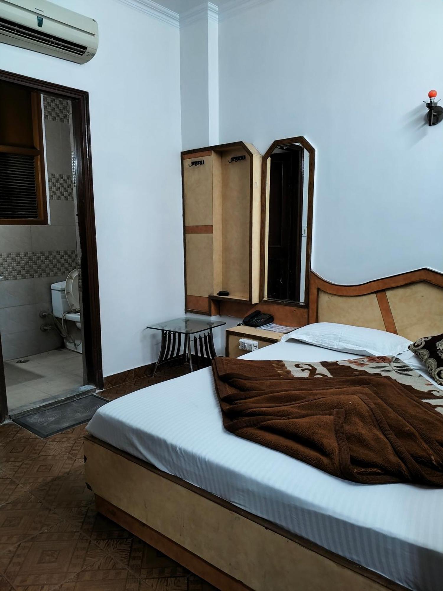 Hotel Yatri International Nueva Delhi Habitación foto