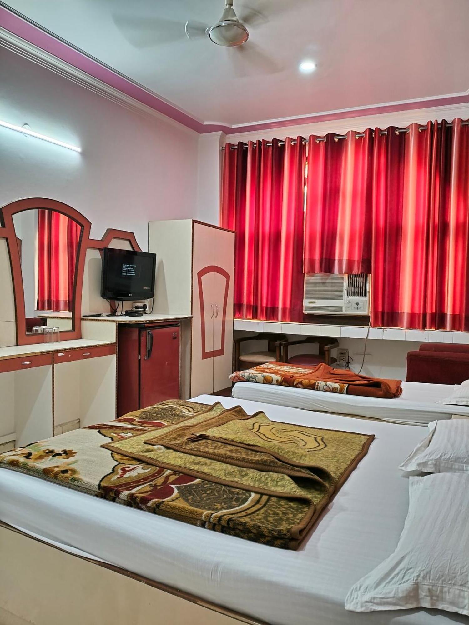 Hotel Yatri International Nueva Delhi Habitación foto