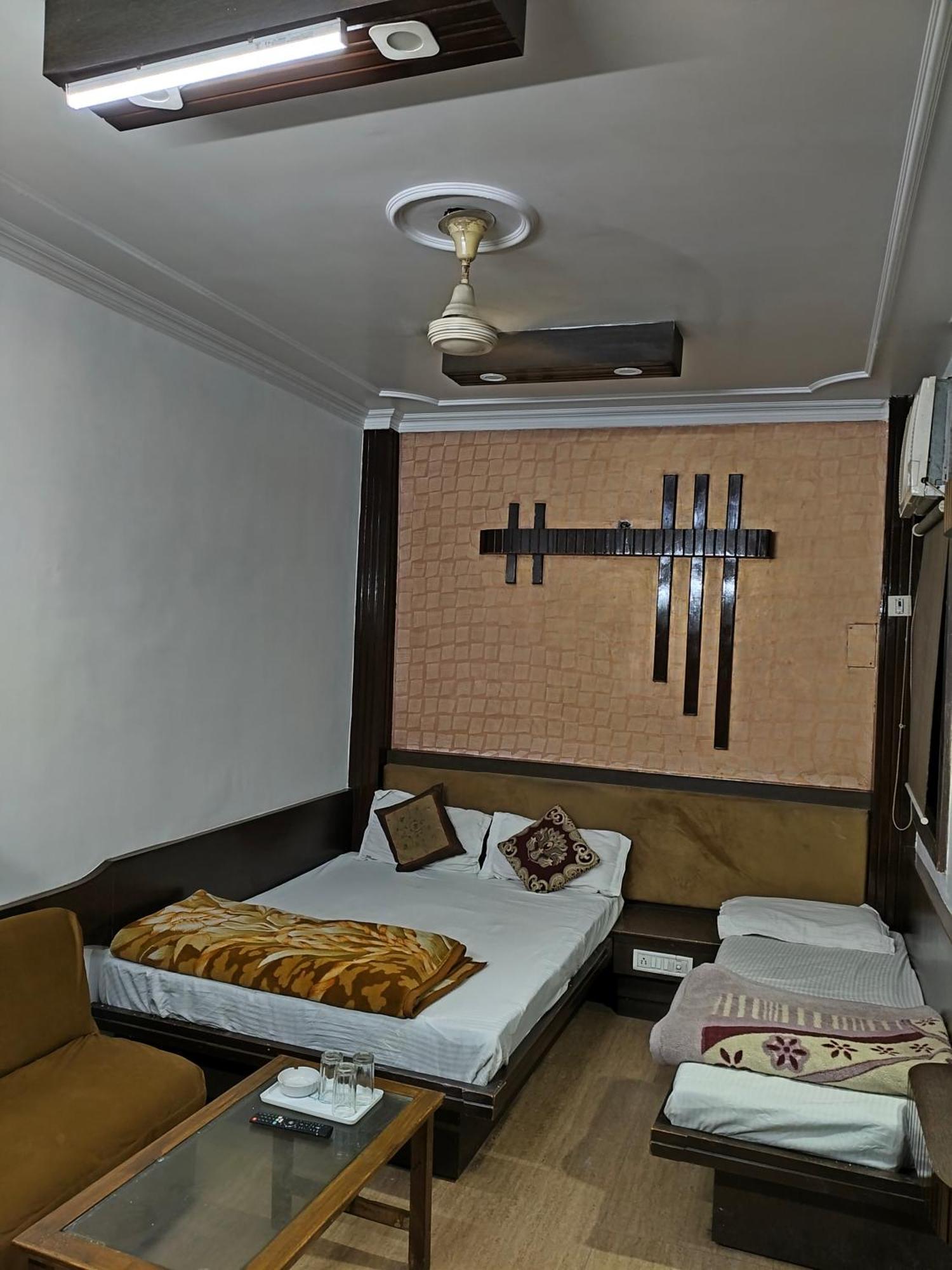 Hotel Yatri International Nueva Delhi Habitación foto